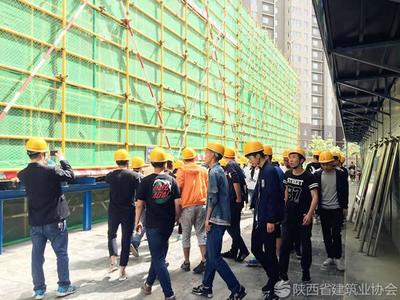 陜建一建集團(tuán)第二公司曲江綜合文化活動(dòng)中心項(xiàng)目部迎來陜西建筑職工大學(xué)學(xué)生參觀教學(xué)演示